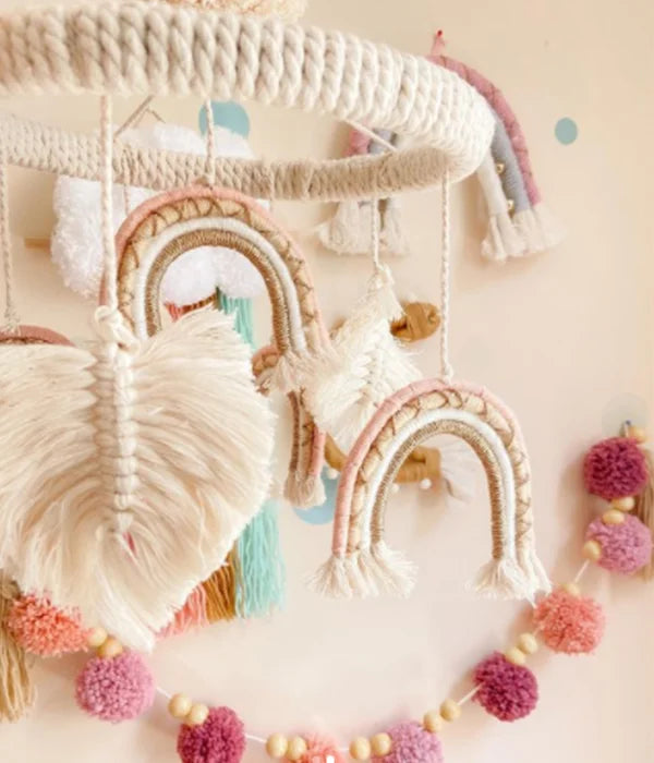 MI MOVIL DE ARCOIRIS Y HOJAS DE MACRAME