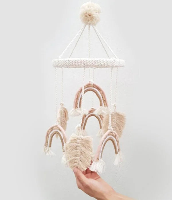 MI MOVIL DE ARCOIRIS Y HOJAS DE MACRAME